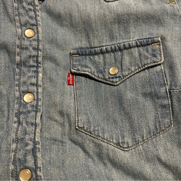 Levi’s Classic Fit Women’s Small Shirt Pearl Snap Button Down Closure - Picture 10 of 11